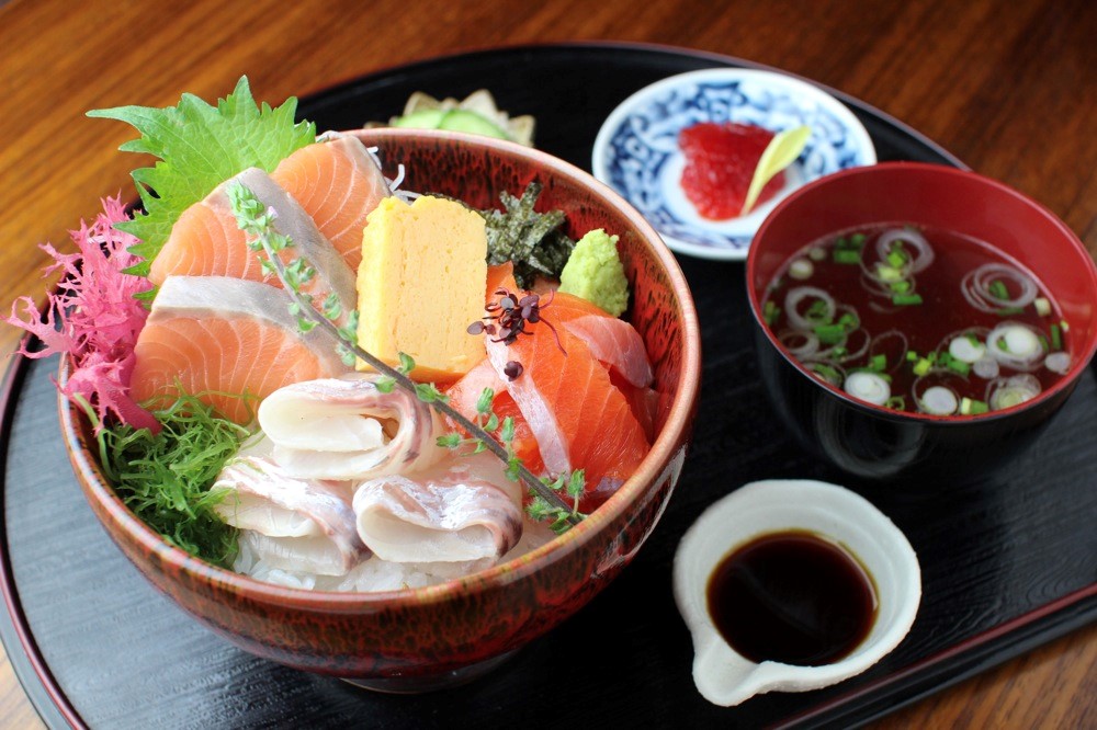 熊DA招牌料理「鮭魚三種評比丼（サーモン三種食べ比べ丼）」，一碗即可吃下三種可感不同的鮭魚。 圖：熊DA／提供