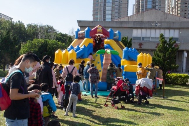 現場創意互動體驗，吸引大小朋友共襄盛舉。 圖：新北市青年局提供