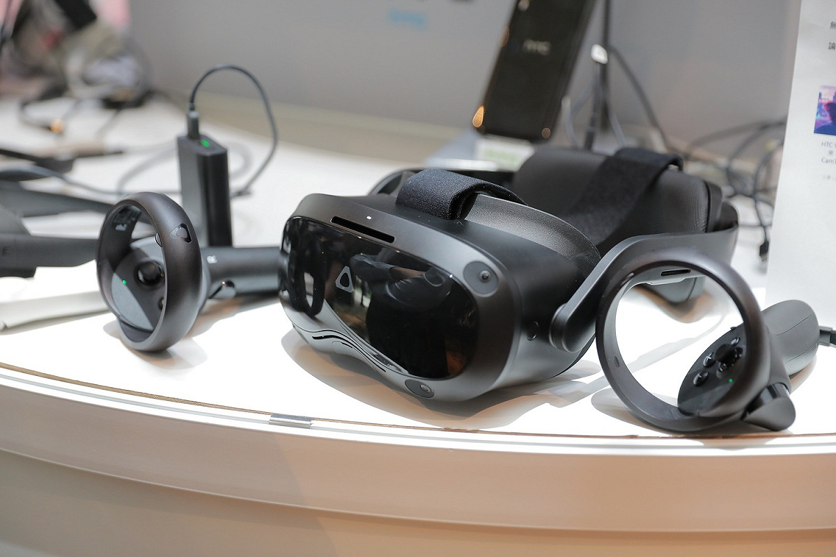 「宏達國際電子」的HTC VIVE Sync虛擬會議系統，實現多人協作和遠程會議的應用，受到會場參與企業熱烈詢問。 圖：新北市經發局提供