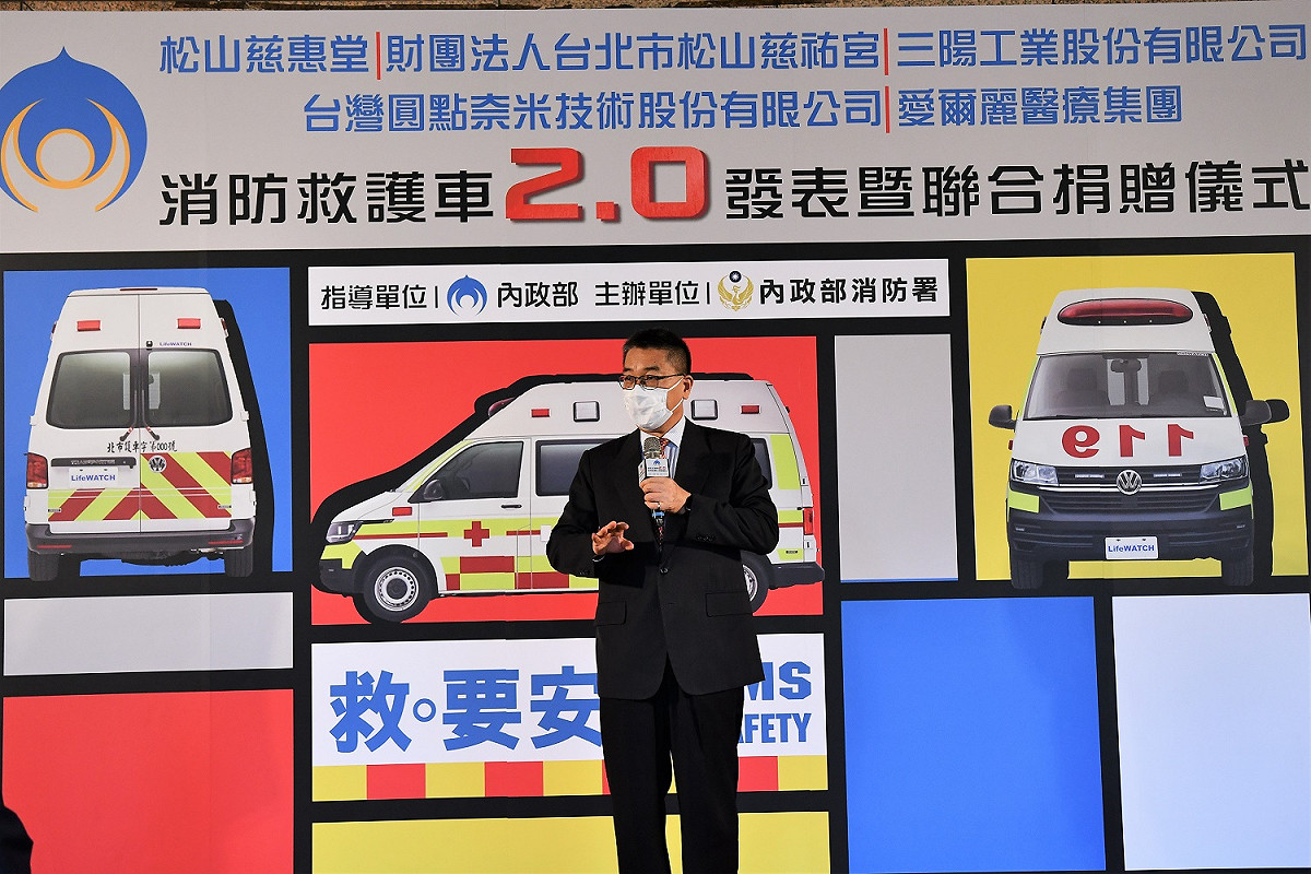 內政部長徐國勇於「消防救護車2.0發表暨聯合捐贈儀式」致詞。 圖：內政部提供