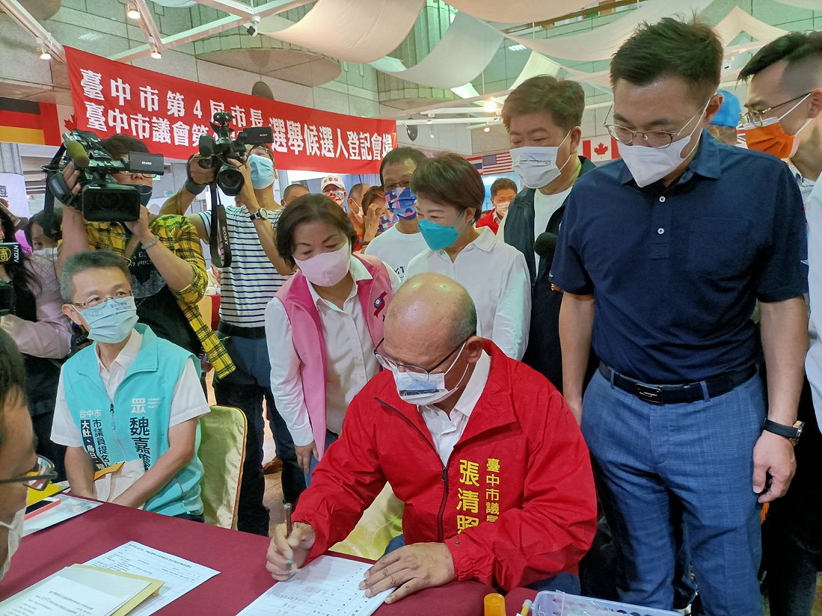 台中市議長張清照由市長盧秀燕等人陪同辦妥登記。  張清照服務處/提供