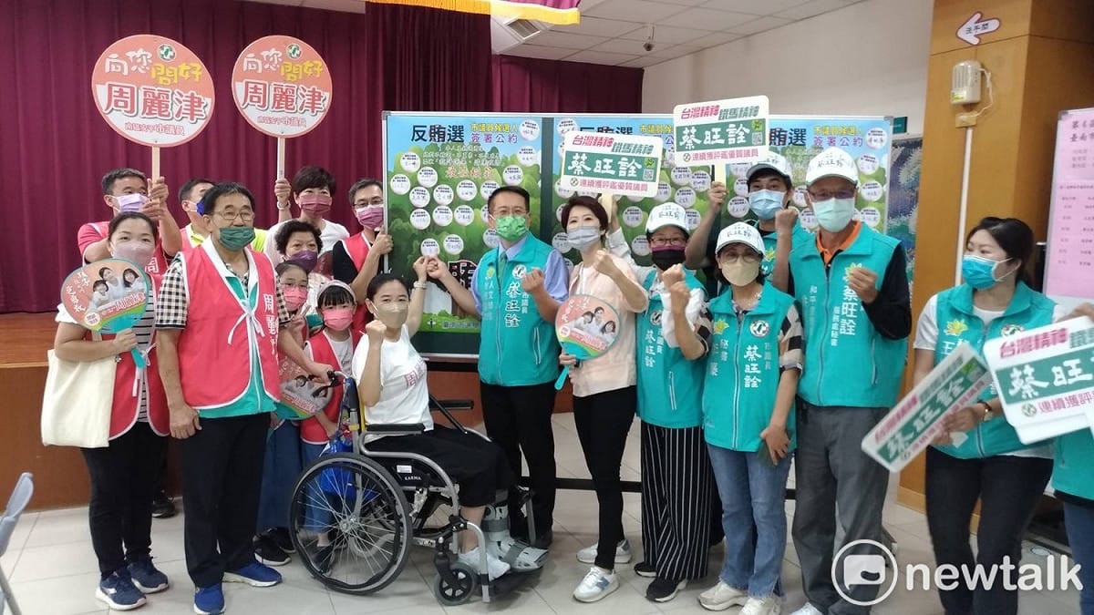 台南市議員蔡旺詮在立委陳亭妃陪同下完成登記參選，積極尋求連任，繼續為台南市民服務，建設台南與東區。現場除同黨同仁之外，也有許多支持者和里長到場聲援，眾人齊呼口號「蔡旺詮！凍蒜！」場面熱烈。 圖：黃博郎／攝