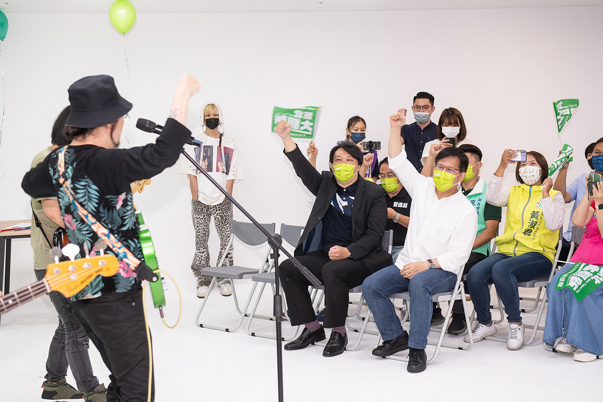 林佳龍競選辦公室今（1）日發布競選歌曲《新北大翻新》，以搖滾曲風帶出現場熱血歡呼。 圖：林佳龍競選辦公室提供