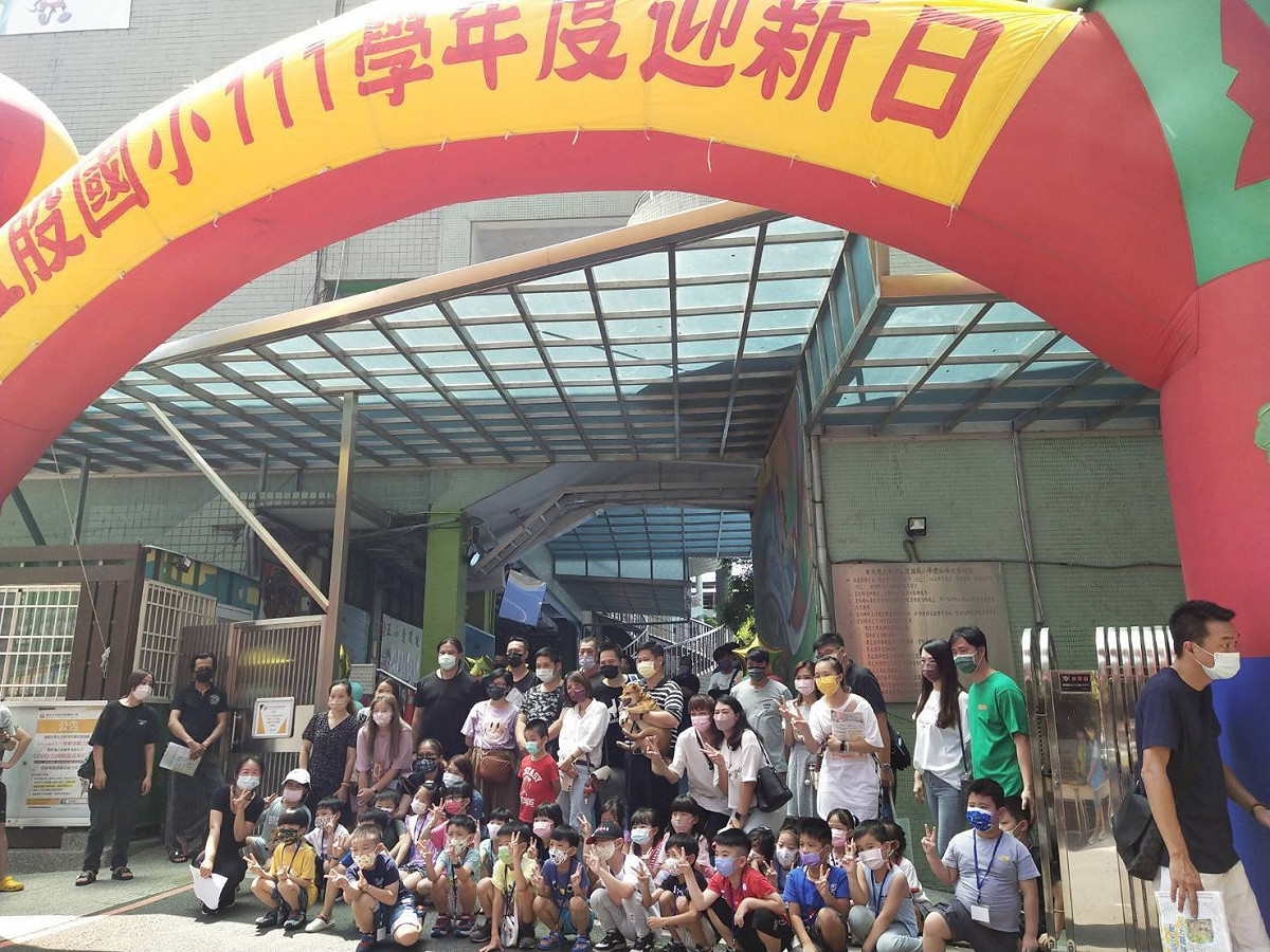 五股國小校犬柴哥迎新生。 圖：新北市動保處提供