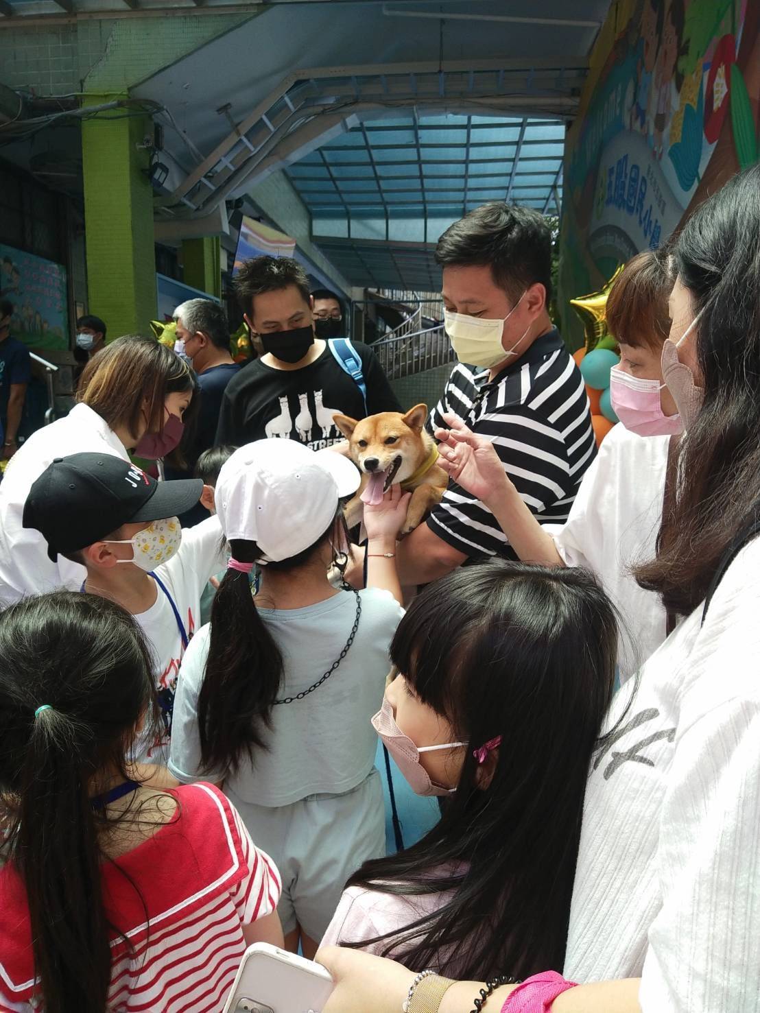 五股國小校長曾進發帶校犬柴哥和新生做互動。 圖：新北市動保處提供