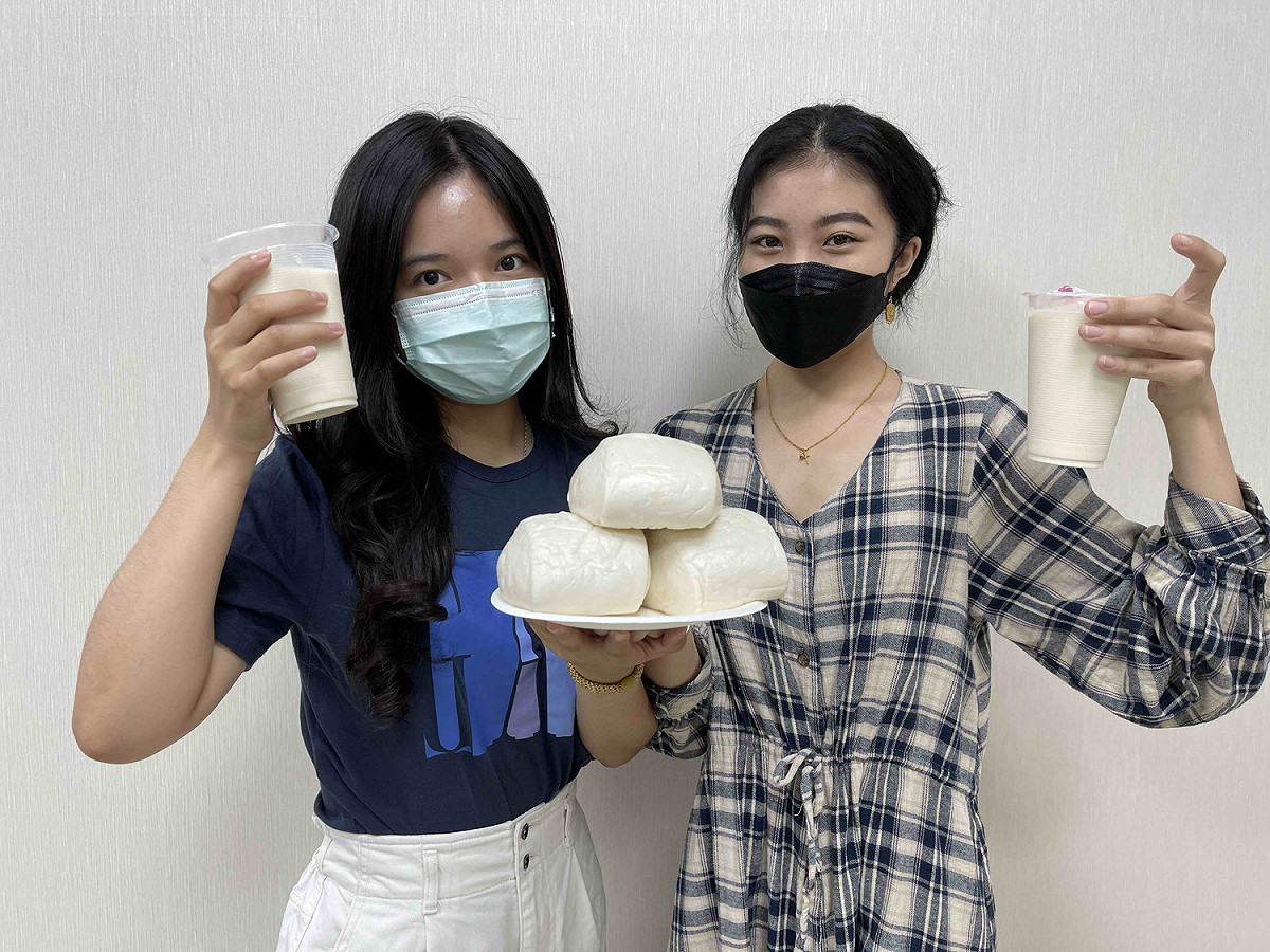 侯友宜選舉辦公室「政治實習生」們，今天早餐特別買了白饅頭配豆漿，印證白饅頭「不會中毒」。 圖：侯友宜選辦提供