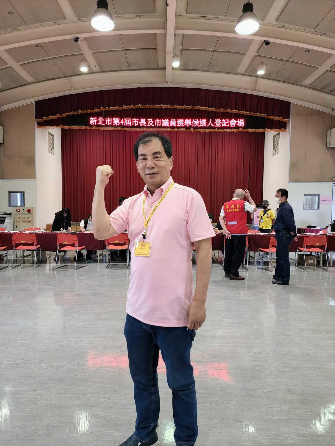 周勝考穿粉紅POLO衫前往新北市選委會登記參選尋求連任。 圖：周勝考提供