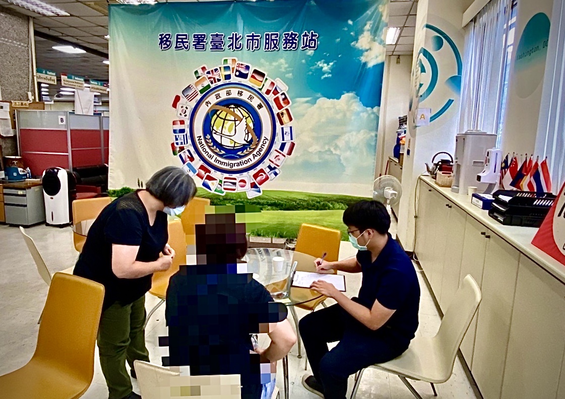 移民署北區事務大隊台北市服務站接獲民眾到站諮詢。 圖：移民署提供
