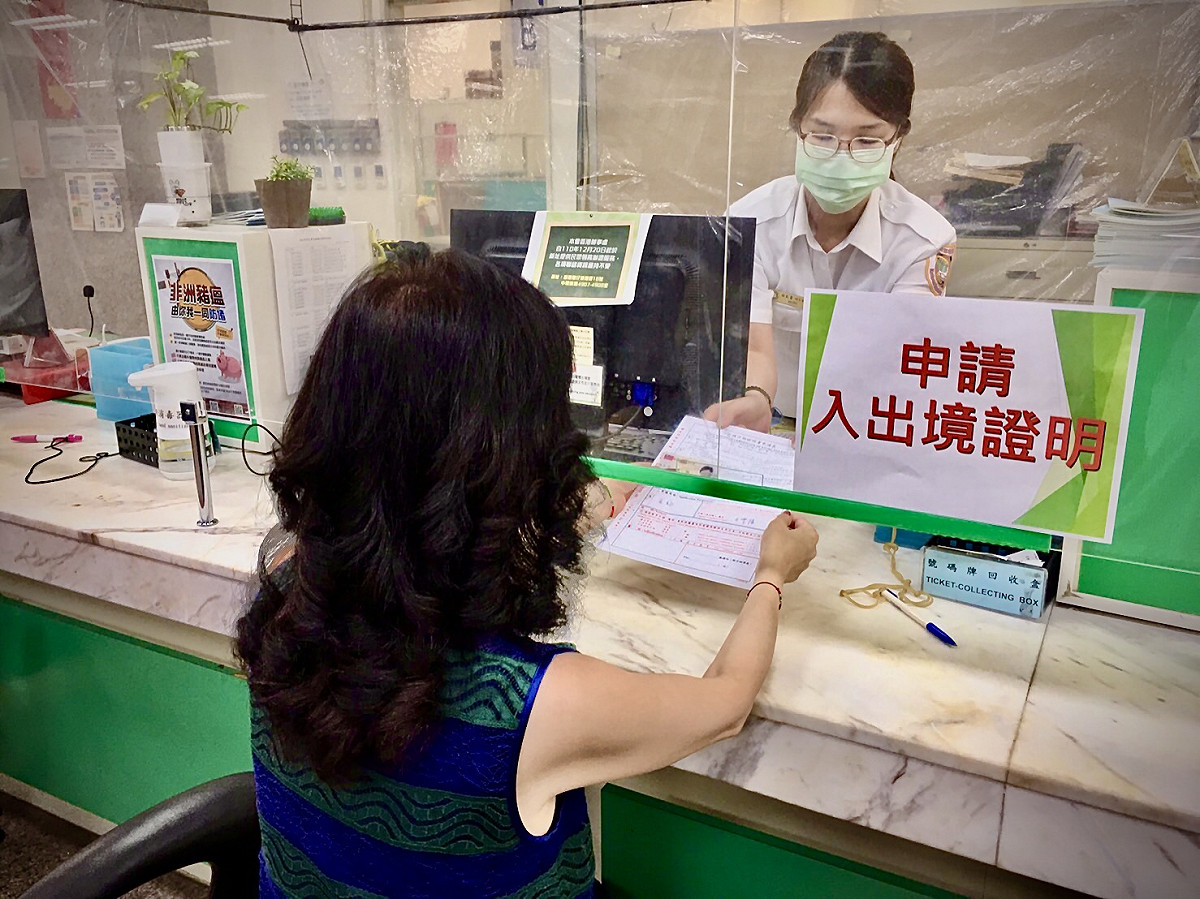 民眾到站申請查詢入出境紀錄。 圖：移民署提供