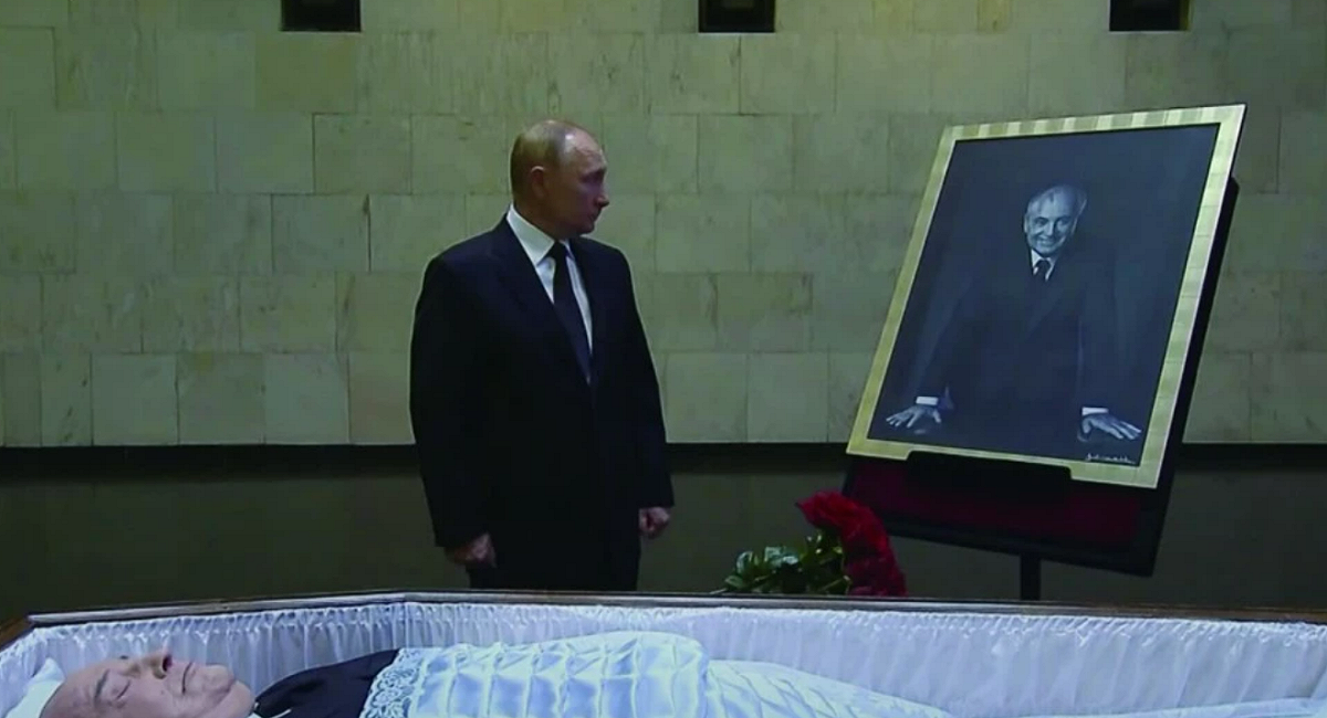 俄羅斯總統普丁 1 日在向已逝蘇聯末任領導人戈爾巴契夫（Mikhail Gorbachev）致哀。 圖 : 翻攝自中國媒體 《 環球網 》