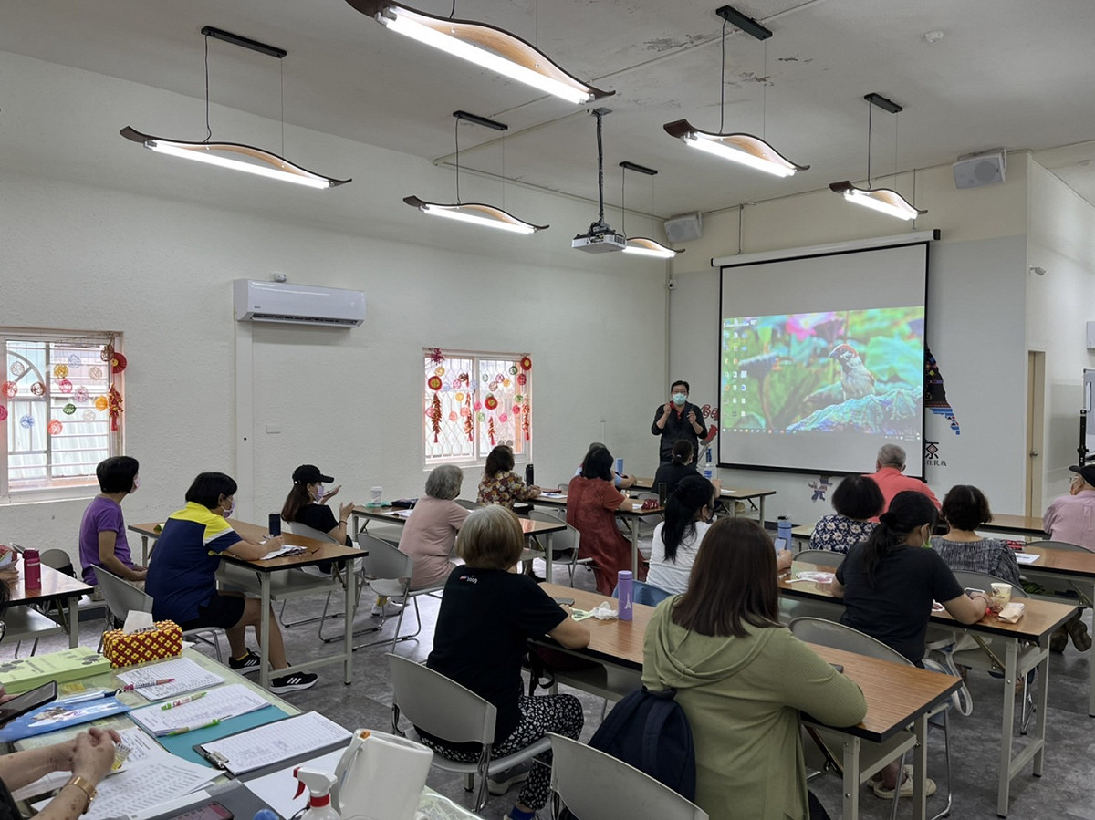 因應數位時代發展網路近用提高，新北部大開辦提升族人數位應用能力課程，圖為今年「部落數位直播設計零距離」課程上課概況。 圖：新北市原民局提供