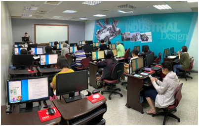 為讓新北市族人皆能學習近用及善用數位資源，今年度藉由部落大學課程巨匠電腦合作規劃新興媒體及數位相關課程，圖為去年數位課程上課概況。 圖：新北市原民局提供