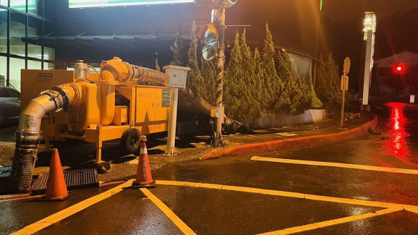 為防止基隆由旱轉澇，水利署加派2部大型移動式抽水機，預布於基隆大武崙地區。 圖：經濟部／提供