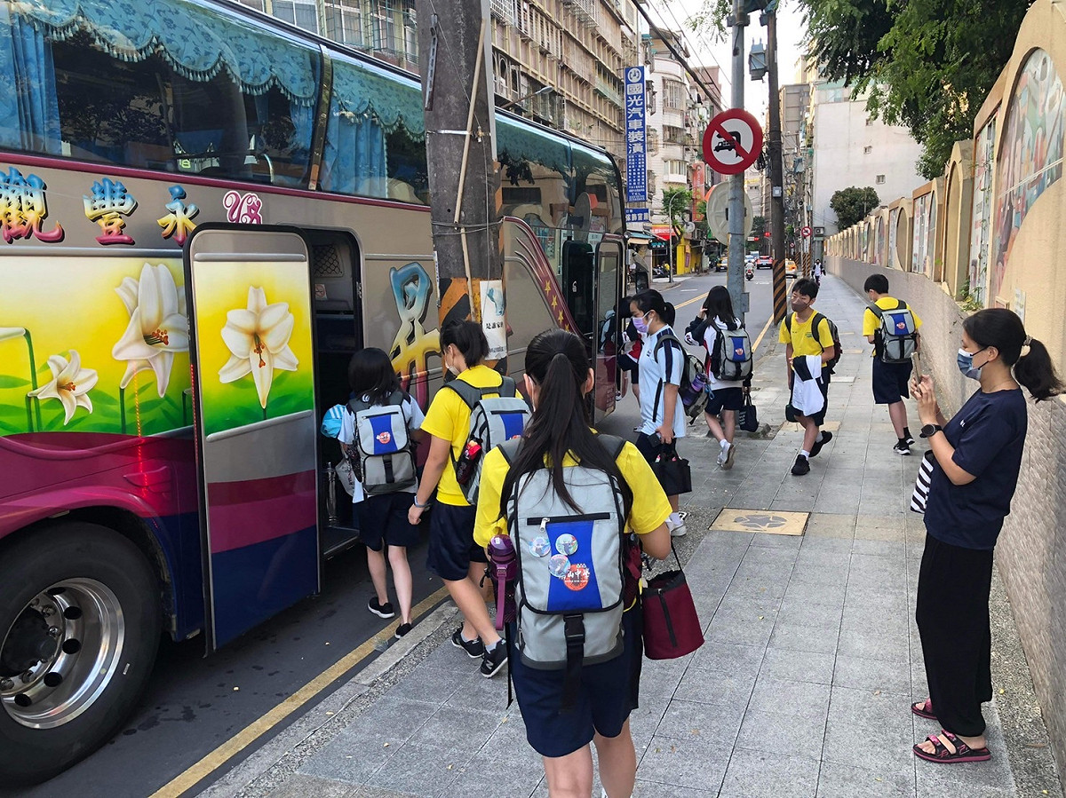 這一週是許多學校開學日，新北市政府卻遭到民眾投訴，原本承諾協助規劃校車路線、停靠區，方便孩子上學，卻無預警跳票！ 圖：黃淑君辦公室提供(資料照)