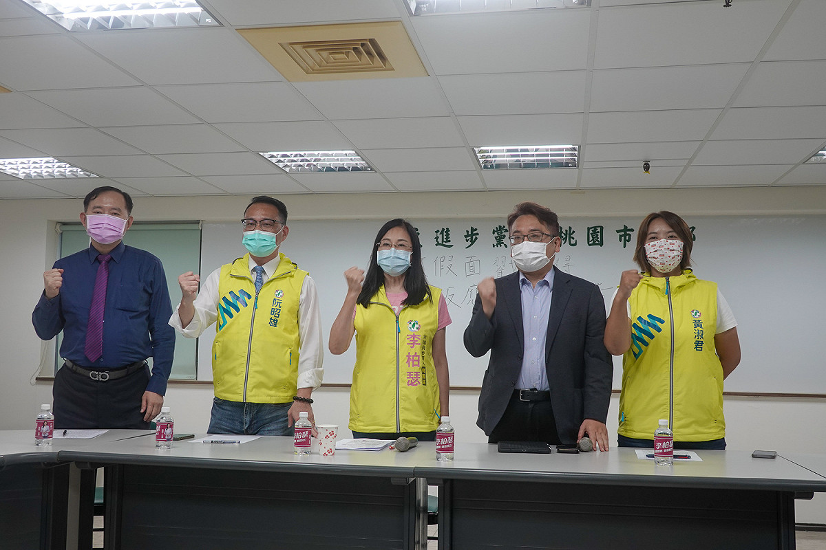 對於國民黨桃園市長參選人張善政以提告訴訟方式迴避研究報告抄襲爭議，桃園市議員參選人李柏瑟(中)與台北市議員阮昭雄(左二)、新北市議員參選人黃淑君(右一)、台灣新政協會執行長張宇韶(右二)召開記者會，回批「轉移不了抄襲詐欺事實」。 圖：民進黨桃園市黨部提供