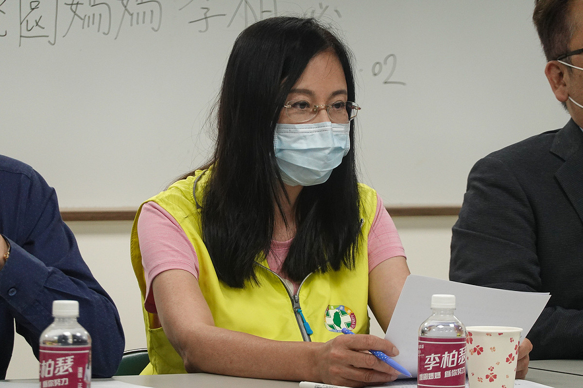 因懸掛布條質疑國民黨桃園市長參選人張善政抄襲而遭提告的桃園市議員參選人「桃園媽媽」李柏瑟。 圖：民進黨桃園市黨部提供