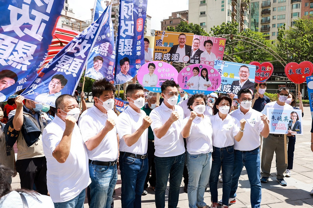 盧秀燕的7位總幹事一同亮相。 盧秀燕競選總部/提供