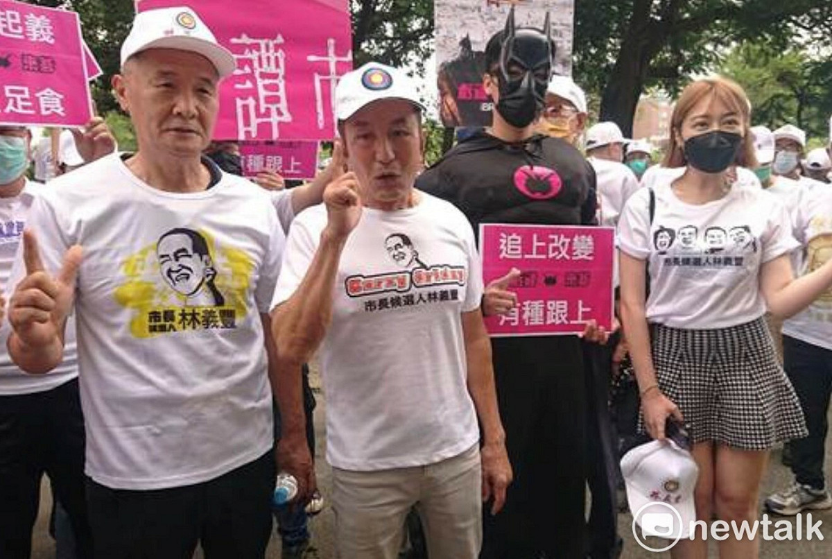 「虧雞福來爹」林義豐今日以無黨籍候選人身分登記參選台南市長。他前往台南市選委會時，支持者特意扮成蝙蝠俠，諷刺台南市在民進黨長期執政下犯罪率高，他要推翻「綠惡高譚市」。 圖：黃博郎／攝