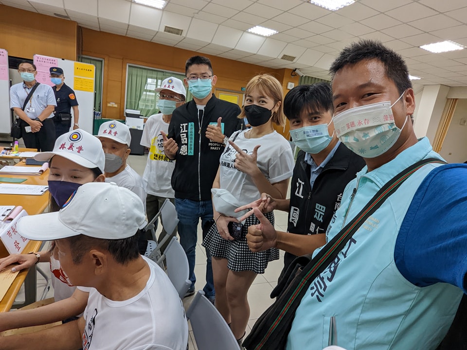 「虧雞福來爹」林義豐今日以無黨籍候選人身分登記參選台南市長，民眾黨議員參選人前來合體。 圖：江明宗臉書