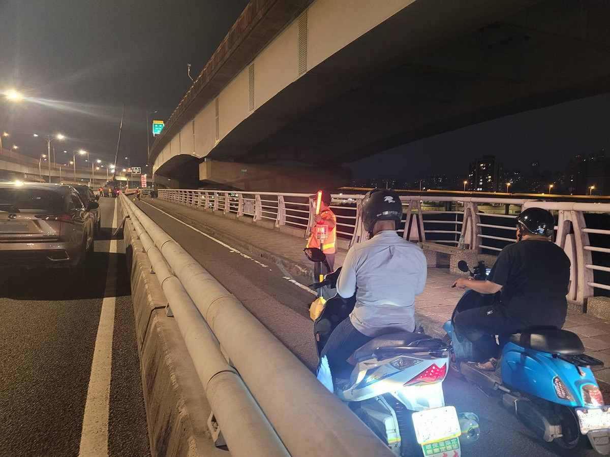 台64線橋墩施工短暫管制通行 維護機車族安全。 圖：新北市交通局提供