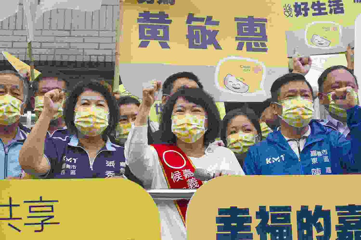 嘉義市長黃敏惠今天在眾多支持者陪同下，到選委會登記參選市長連任。 圖：黃敏惠競選團隊/提供