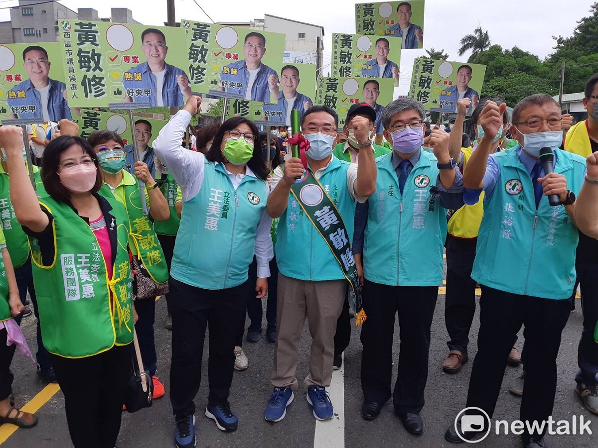 黃敏修登記參選嘉義市西區市議員，手持綠棒象徵接棒王美惠。 圖：蔡坤龍/攝