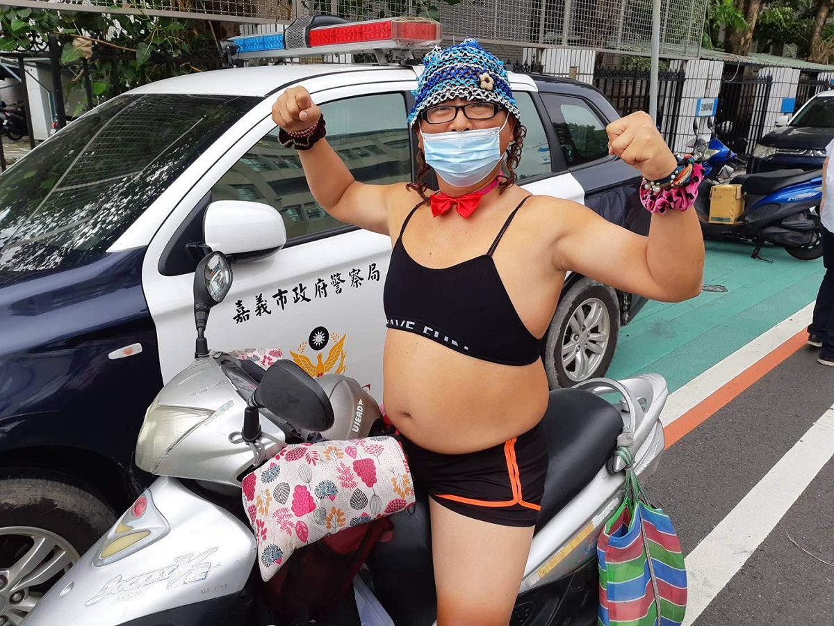 已登記參選嘉義市長的黃宏成台灣阿成世界偉人財神總統，今天穿著比基尼在選委會外秀肌肉。 圖：蔡坤龍/攝