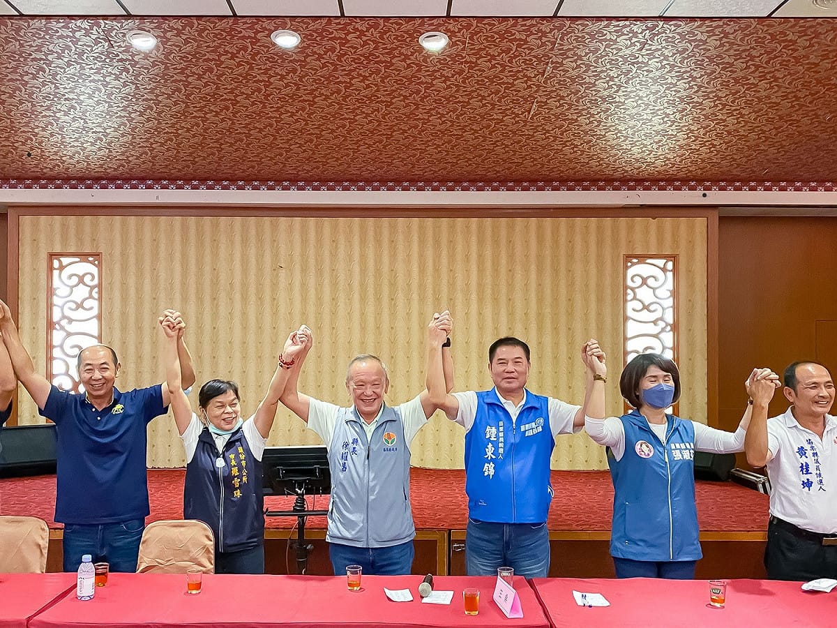 苗栗縣長徐耀昌（左三）力挺無黨籍苗栗縣長候選人鍾東錦（右三）。 圖：擷取自鍾東錦臉書