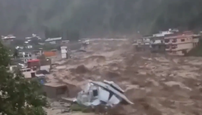 巴基斯坦的建築物直接被洪水沖毀。 圖: 翻攝自  IngGeofisico 推特