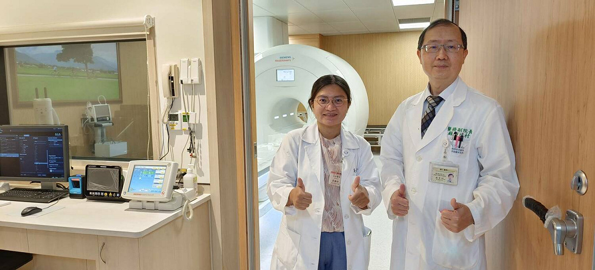 健仁醫院醫務部蘇聖村副院長(右)與放射科醫師吳鵑伶。 圖：健仁醫院提供