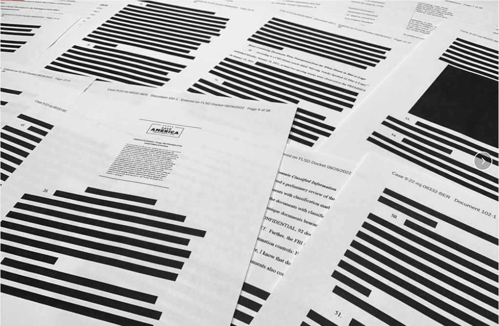 FBI向法院提交的書面證詞，其中過半內容都被塗黑保密。 圖:翻攝自環球網
