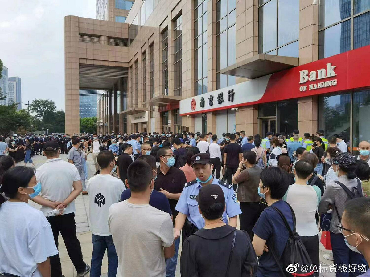 當局出動超過 50 名警力和特勤保鑣將抗議民眾驅離。 圖: 翻攝自 免標貨棧好物 微博