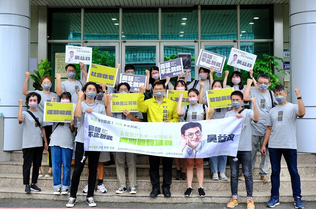 吳益政(中)首度以無黨籍登記參選高雄市議員。 圖：吳益政提供