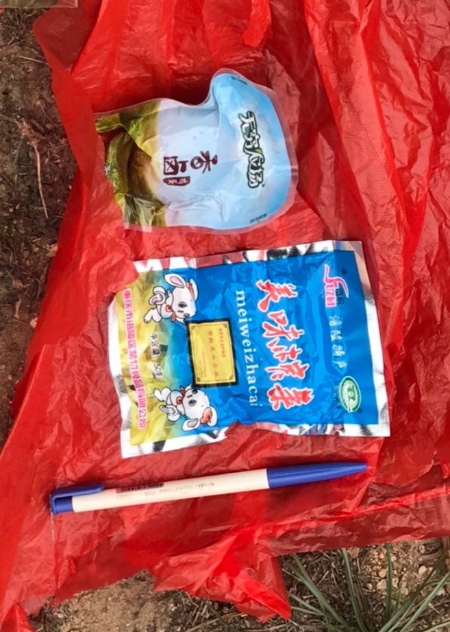 金防部2日稱海灘發現不明垃圾袋包裹，懷疑是中國無人機惡意投擲丟棄。 圖：金防部提供