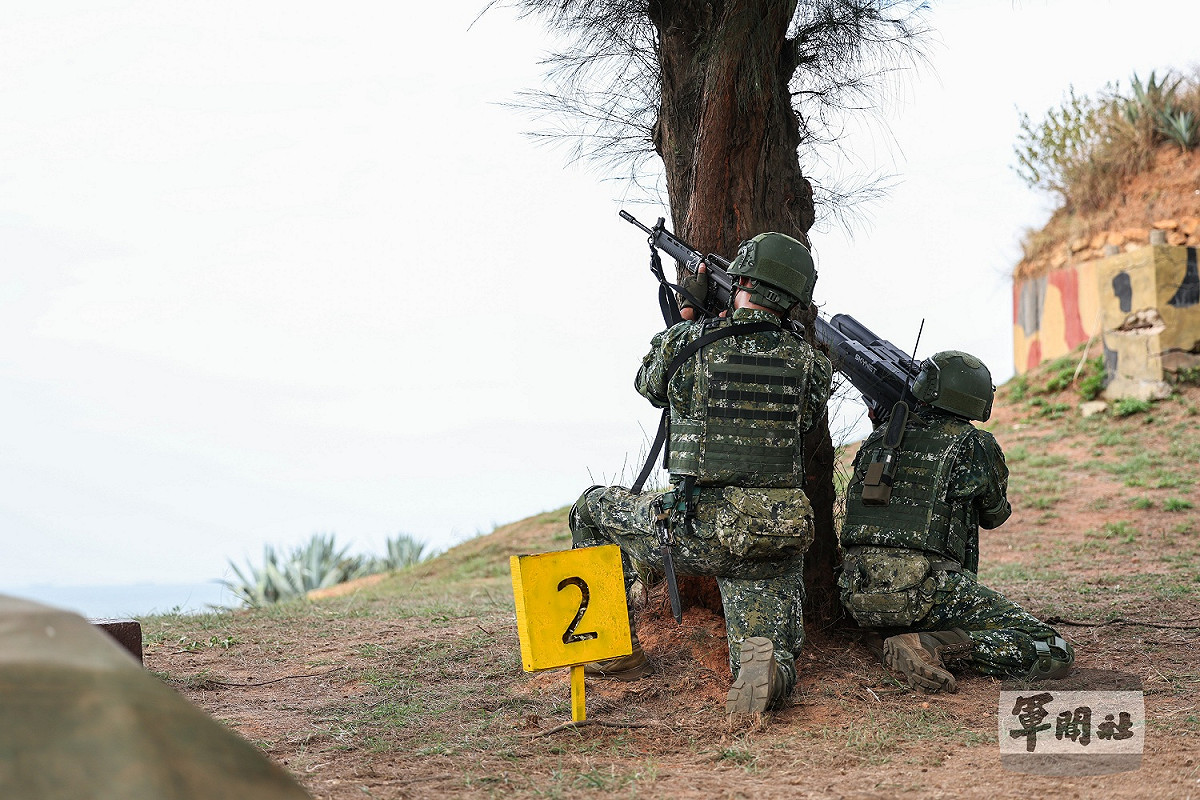 發現不明無人機後，待命班人員運用干擾槍及7.62口徑以下武器實施防衛射擊。 圖：軍聞社提供