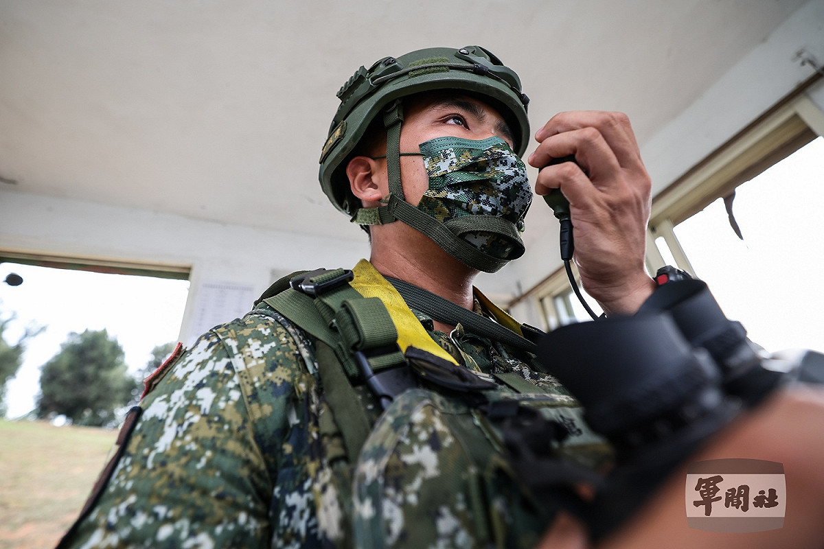 發現不明無人機時，執勤官兵立即回報並持續監視。 圖：軍聞社提供