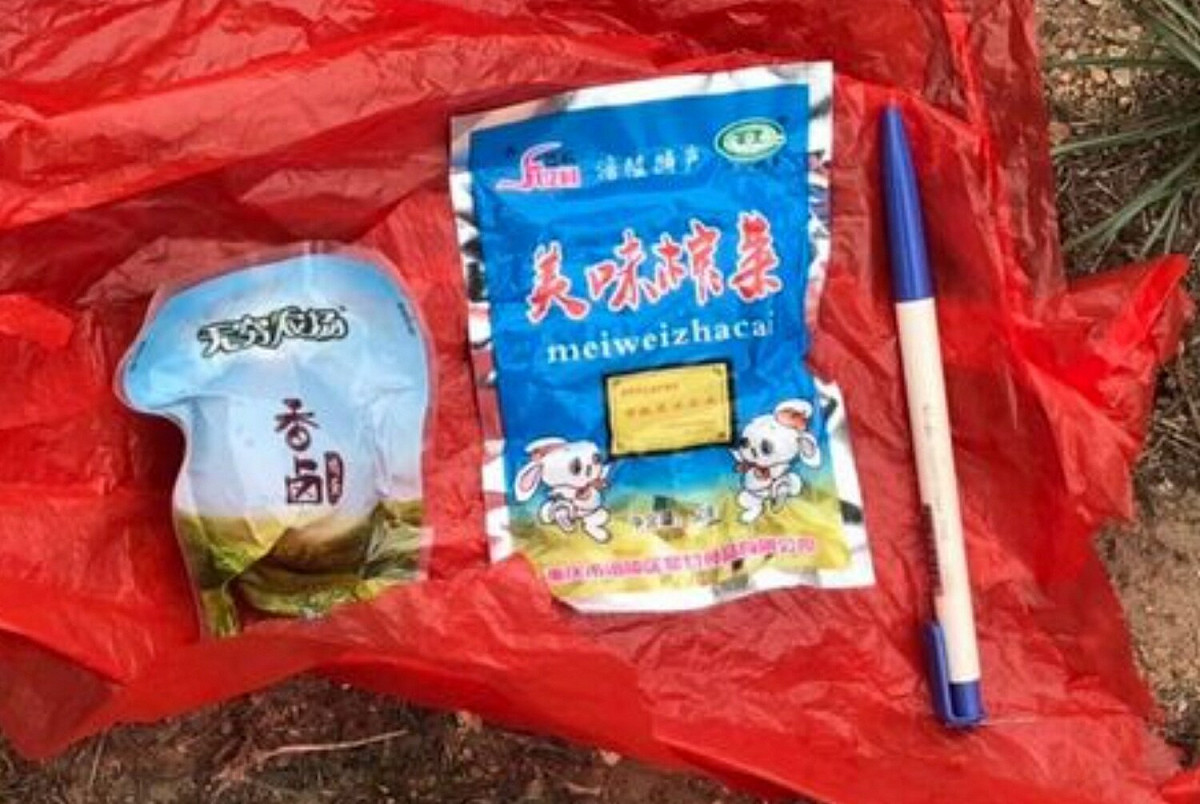 金防部公布，2日在貴山海灘發現垃圾袋包裹食品，經檢視為一包「榨菜」和一包「滷蛋」。 圖：金防部提供