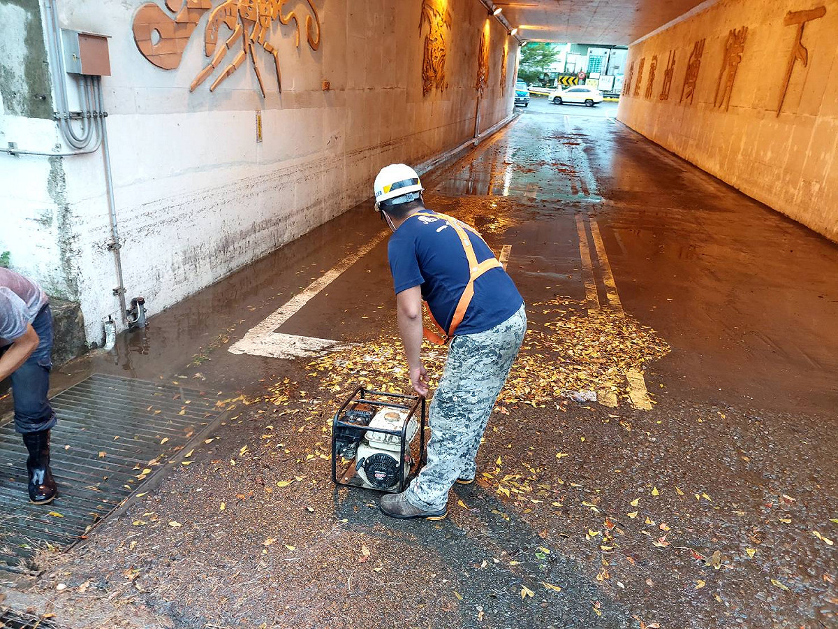 劉和然除聽取各單位的應變準備報告外，同時要求各局處及區公所切勿掉以輕心，持續落實各項防颱整備工作，包含82座抽水站測試、破堤與河道施工工程整備、招牌與路樹及鷹架固定等整備作業。 圖：新北市消防局提供