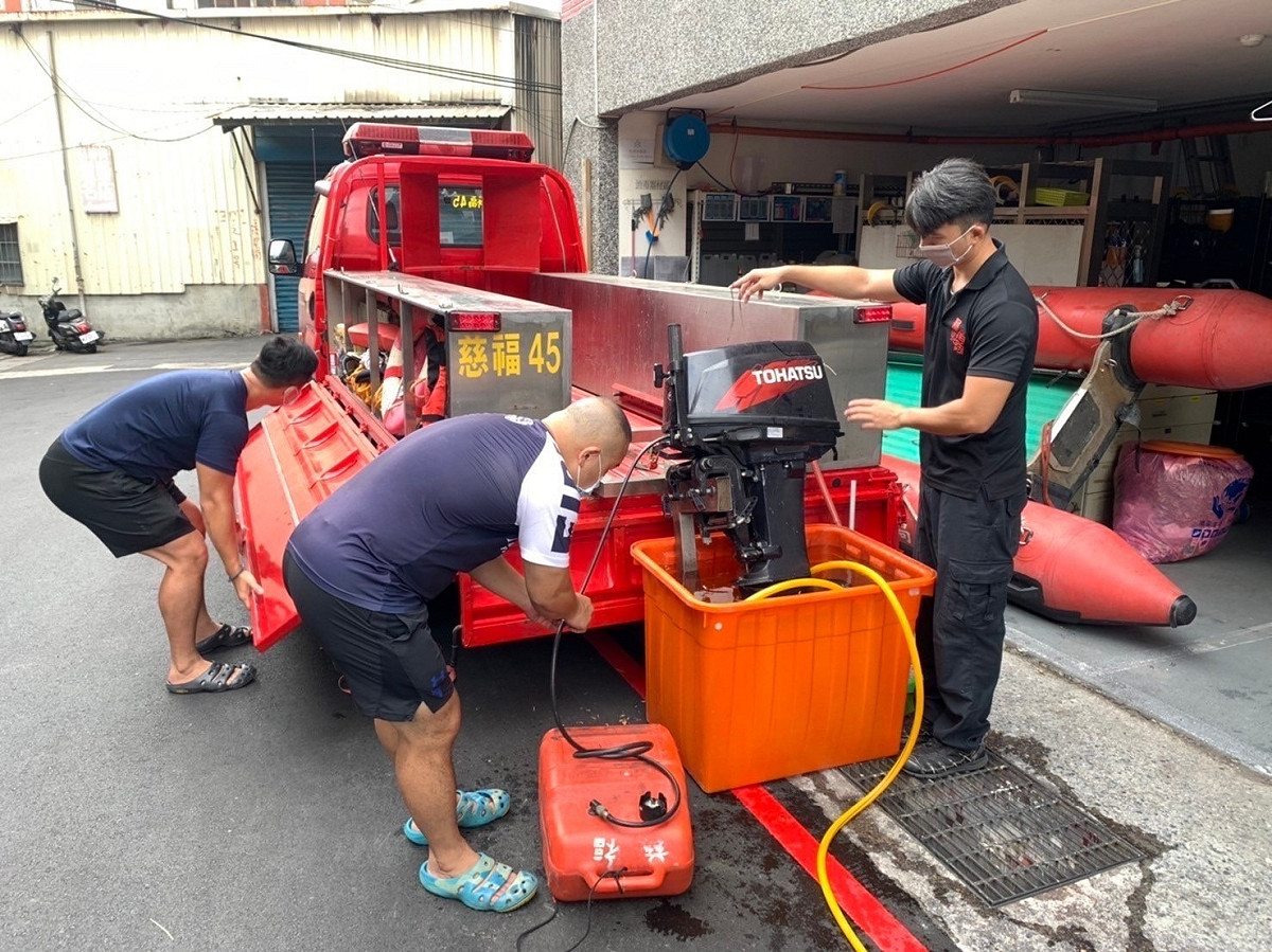 侯友宜非常關心颱風動態與市府準備情形，特別於上午10時至應變中心了解運作狀況，指示市府各單位執行防疫工作外，更要落實防颱各項整備及應變作業。 圖：新北市消防局提供