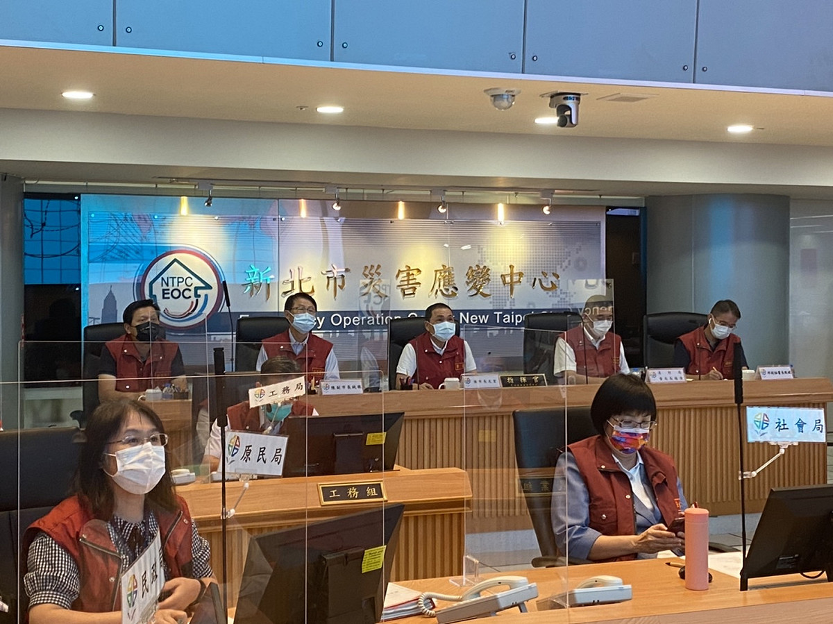 侯友宜立即召集市府相關單位，於今日18時召開一級開設防颱整備會議暨第一次工作會報，會中除聽取各單位的應變準備報告外，要求各局處及區公所切勿掉以輕心，全力備戰，持續落實各項防颱整備工作。 圖：新北市消防局提供
