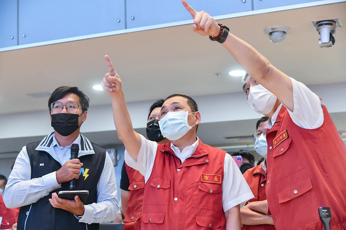 新北市長侯友宜前往災害應變中心了解各區的雨量及風力趨勢狀況。 圖/侯友宜臉書粉專