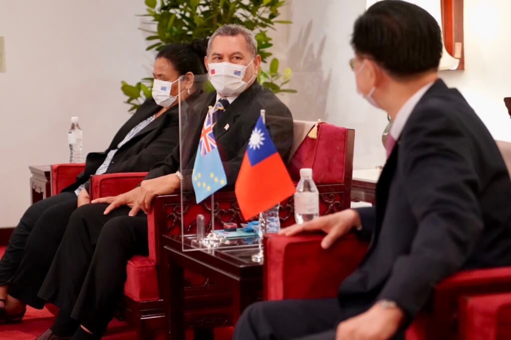 吐瓦魯總理拿塔諾（中）伉儷率團來台，將展開訪問行至9日。 圖：外交部提供