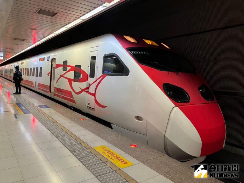 台鐵稍早也宣布，今天（3日）晚間6時前，全線列車正常行車。 圖／記者吳嵩浩攝