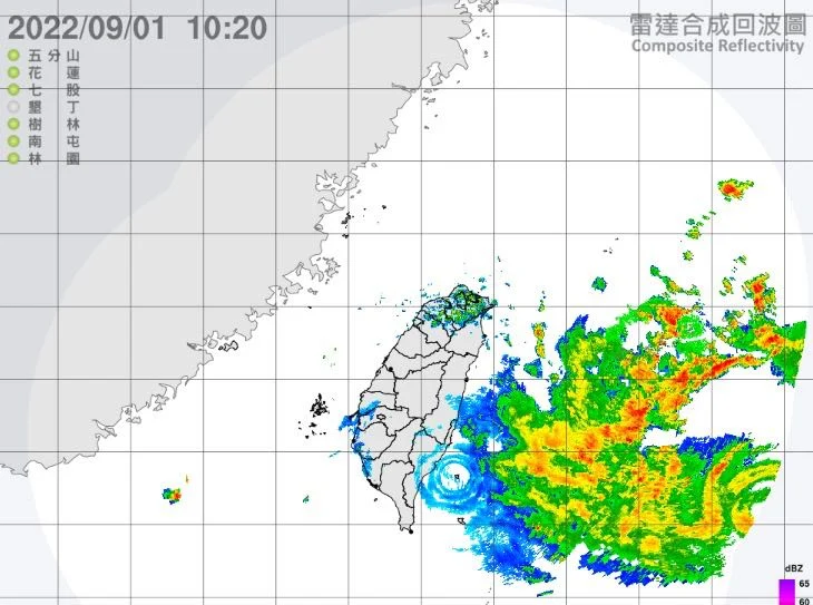 有網友發現雷達圖上，綠島上空出現神秘圈圈，釣出地理系網友解釋。 圖:翻攝自Dcard /中央氣象局