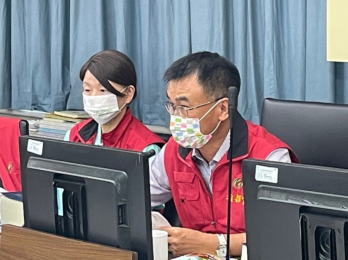 陳吉仲（右）主持軒嵐諾颱風應變會議，要求各單位加強防範及穩定農產品供應。 圖：農委會提供
