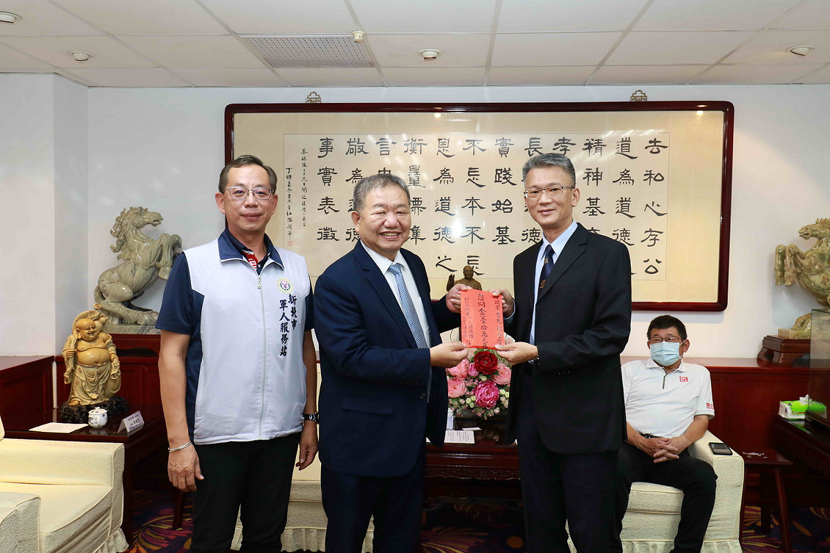 蔣根煌(中)致贈加菜金予轄內駐軍。 圖：新北市議會提供