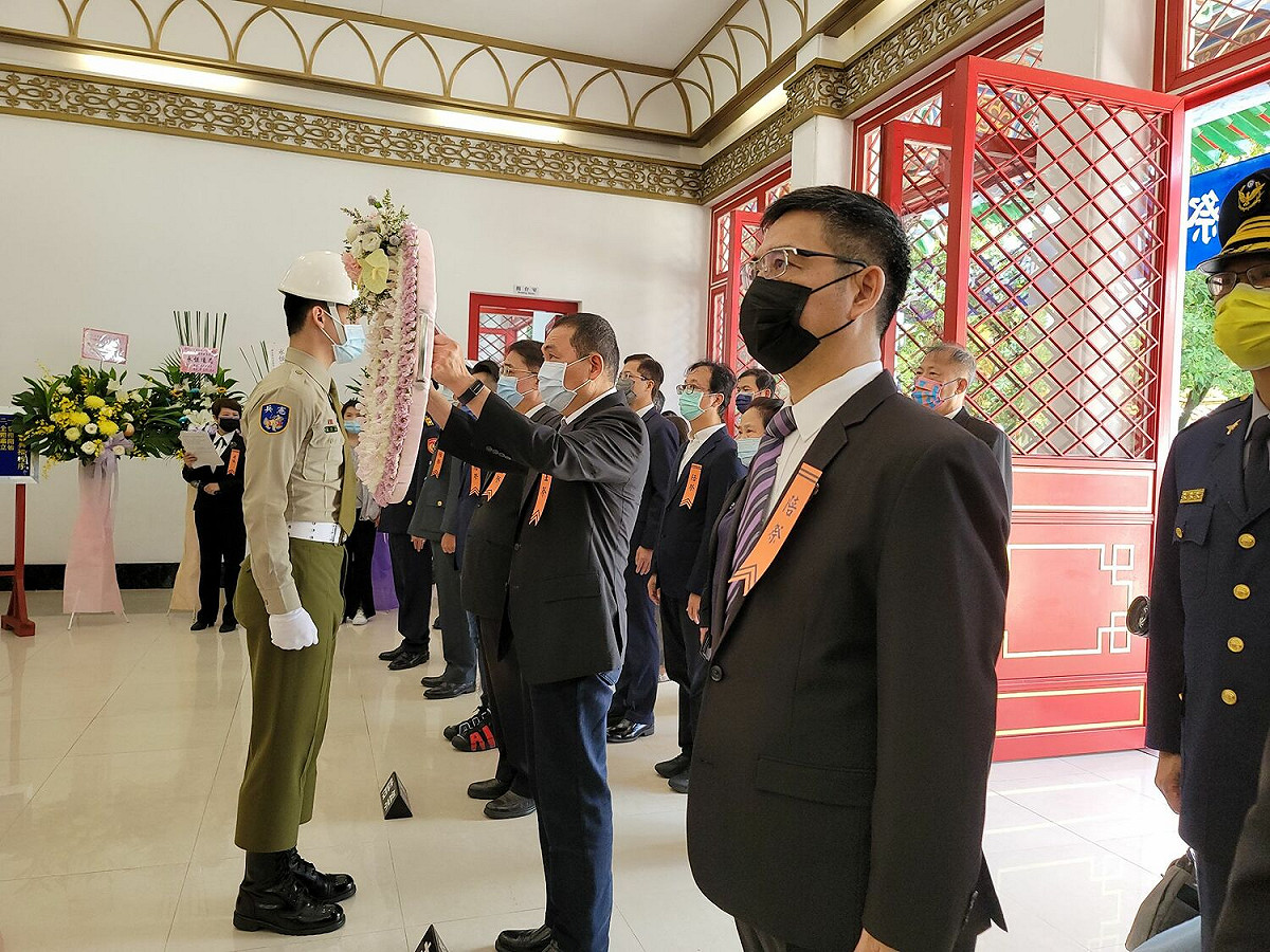 新北市忠烈祠上午舉行秋祭典禮，由市長侯友宜擔任主祭官，民政局長柯慶忠等人陪祭。 圖：新北市民政局提供