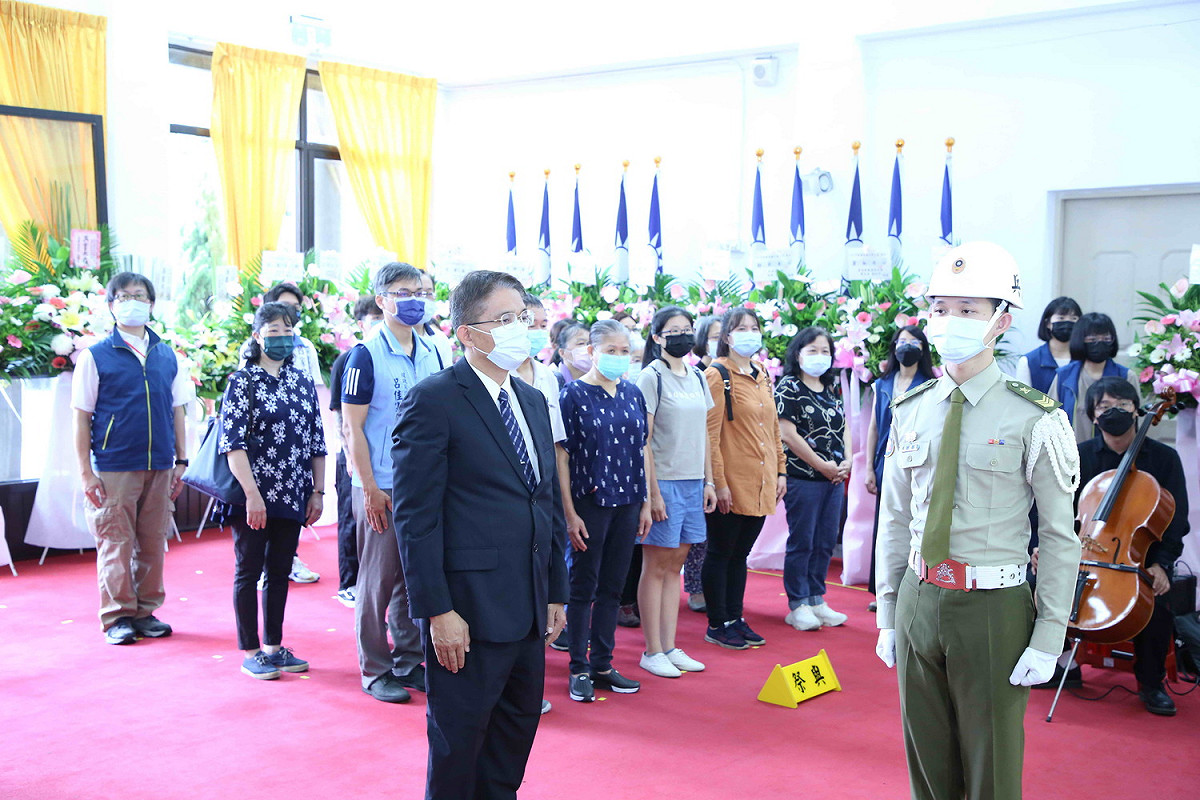 新北市軍人忠靈祠舉辦「111年秋祭國殤典禮暨公殞官兵追悼大會」，由副秘書長邱敬斌代表市府擔任主祭官。 圖：新北市民政局提供