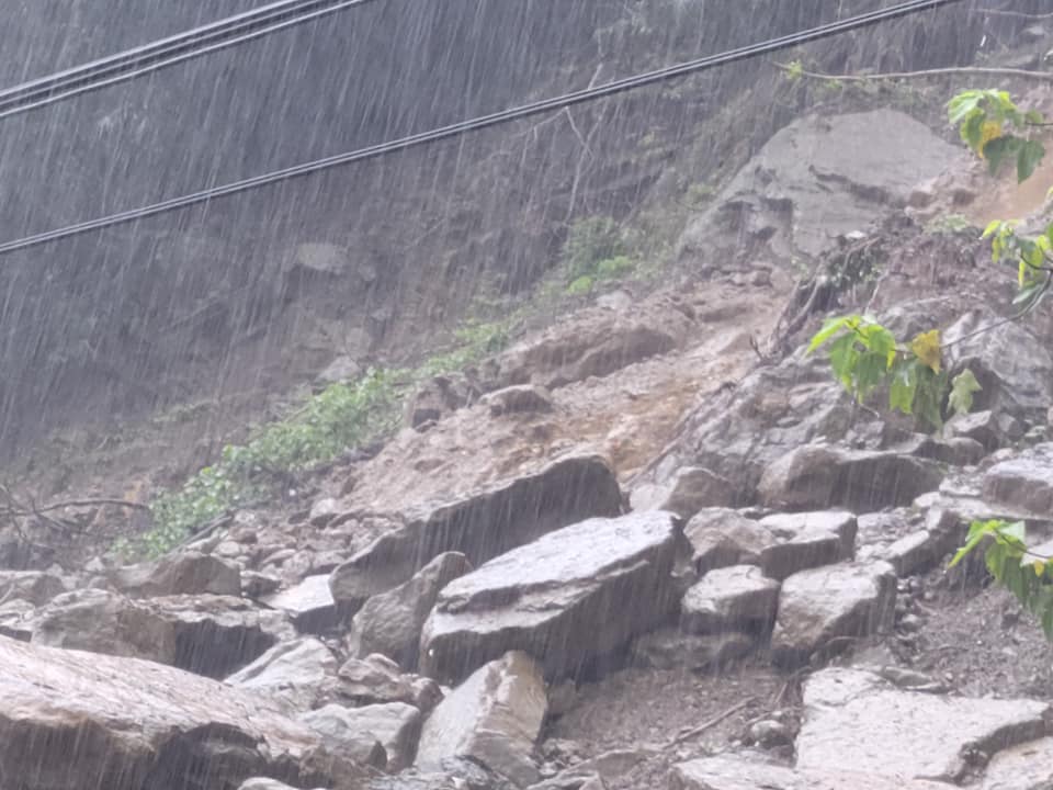 颱風暴雨導致苗21線落石不斷。 圖：翻攝自楊文昌臉書