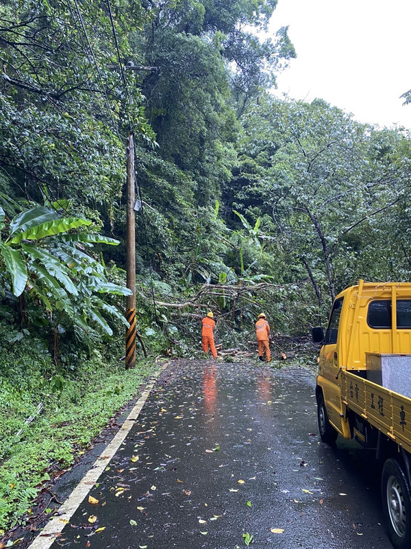 3日下午因山區風雨導致發生高壓斷線供電線路事故，造成新竹縣尖石鄉錦屏村、義興村及秀巒村等一帶停電。 圖：台電提供